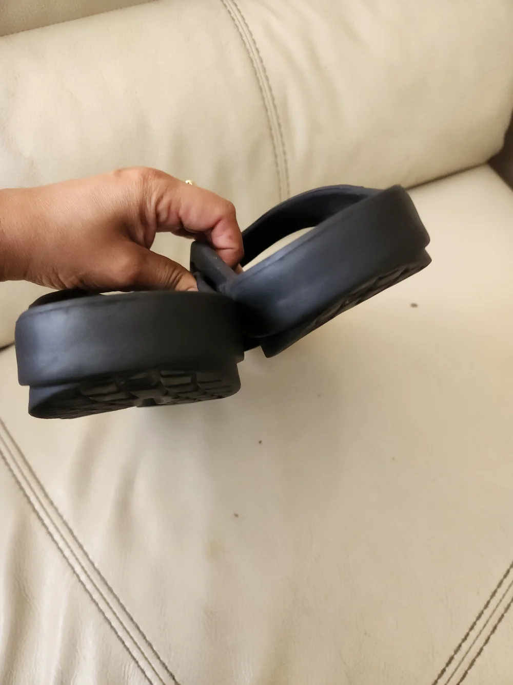 OOFOS Black Men's Flip Flop Sandals - Cushioned Support